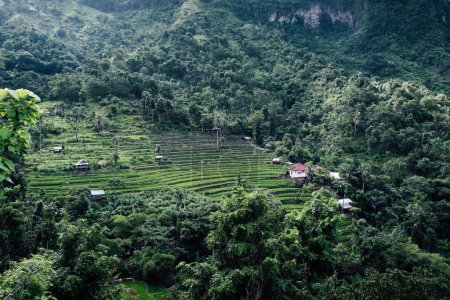 Genießen Sie eine Wanderung in den Bergen bei Amed mit atemberaubender Landschaft auf Bali