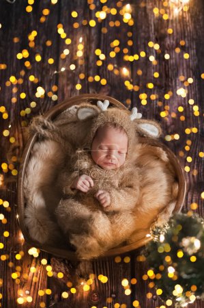 Téléchargez les photos : Nouveau-né 10 jours en costume de cerf tricoté pour Noël. - en image libre de droit