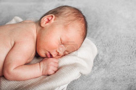 Téléchargez les photos : Newborn 3 weeks sleeping close up. Baby care, colic, teething, healthy sleep. - en image libre de droit