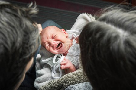Téléchargez les photos : Newborn baby colic close up. Young parents and crying baby 1 month old. - en image libre de droit