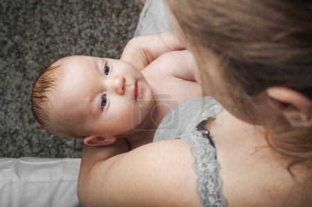 Foto de Dermatitis seborreica en recién nacidos. Bebé recién nacido de 2 meses con mamá en sus brazos de cerca. - Imagen libre de derechos