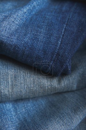 Téléchargez les photos : Gros plan en tissu denim. Jeans recyclage, texture, espace de copie - en image libre de droit