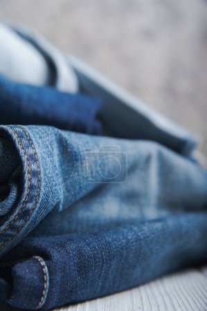 Téléchargez les photos : Gros plan en tissu denim. Jeans recyclage, texture, espace de copie. - en image libre de droit