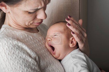 Téléchargez les photos : Nouveau-né avec maman. 1 mois bébé avec dermatite atopique. - en image libre de droit