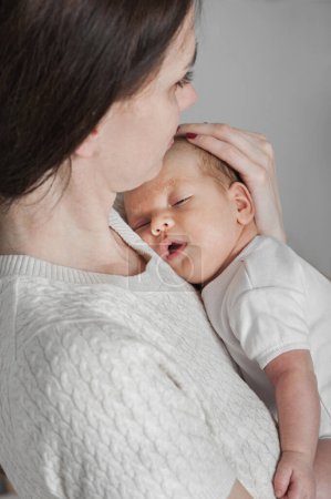Téléchargez les photos : Nouveau-né avec maman. 1 mois bébé avec dermatite atopique. - en image libre de droit
