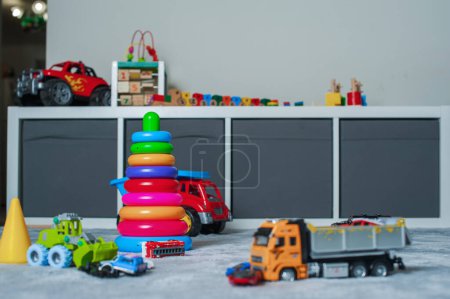 Téléchargez les photos : Jouets pour enfants sont dispersés dans la chambre - en image libre de droit