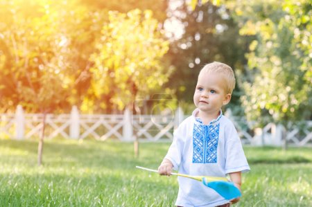 Foto de Niño pequeño en ucraniano vyshyvanka en verano. - Imagen libre de derechos