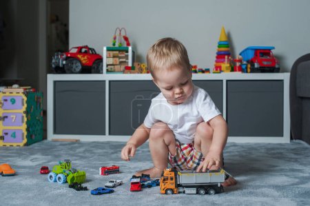 Foto de Niño pequeño juega en la sala de juegos con juguetes educativos. - Imagen libre de derechos