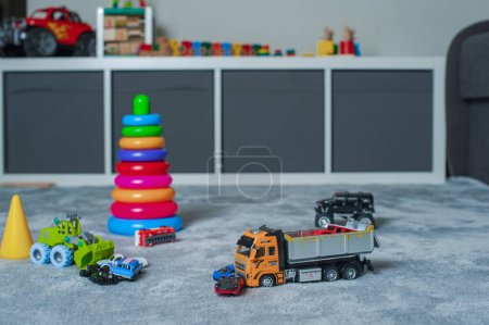 Foto de Los juguetes de los niños están dispersos en la habitación - Imagen libre de derechos