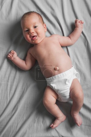 Foto de Recién nacido 1 mes sosteniendo la cabeza. Primer plano del retrato del bebé. - Imagen libre de derechos