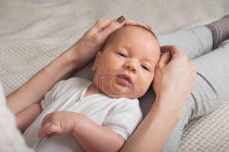 Téléchargez les photos : Pleurer bébé de 1 mois entre les mains de son père. Coliques nouveau-nés en gros plan - en image libre de droit