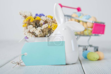 Foto de Feliz tarjeta de felicitación de Pascua. Conejos, huevos de colores, flores de primavera con etiqueta de texto. - Imagen libre de derechos