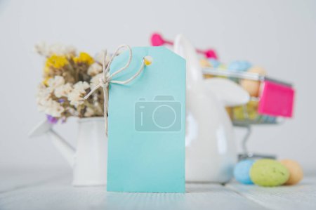 Téléchargez les photos : Bonne carte de vœux de Pâques. Lapins, oeufs colorés, fleurs de printemps avec étiquette pour le texte. - en image libre de droit