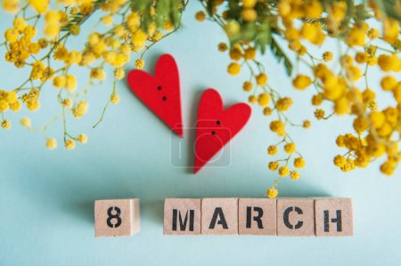 Téléchargez les photos : Joyeuse journée des femmes. Bonne carte de vœux du 8 mars. Inscription 8 mars et bouquet de mimosa en arrière-plan - en image libre de droit