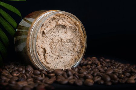 Téléchargez les photos : Café corps gommage et grains de café sur fond sombre bannière. Soins de la peau, concept de soins de santé. - en image libre de droit