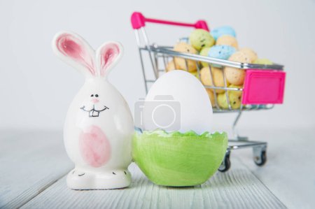 Foto de Feliz tarjeta de felicitación de Pascua. Conejos, huevos de colores, flores de primavera con etiqueta de texto. - Imagen libre de derechos