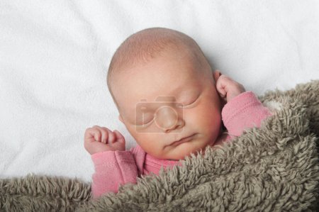 Téléchargez les photos : Le nouveau-né dort tout près. Concept de soins pour bébés. - en image libre de droit