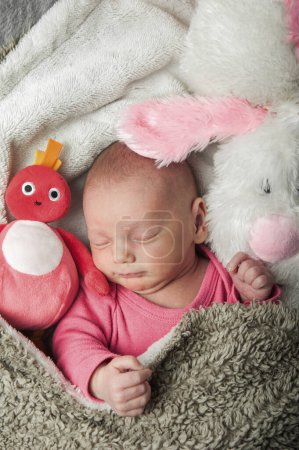 Téléchargez les photos : Le nouveau-né dort tout près. Concept de soins pour bébés. - en image libre de droit
