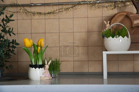 Téléchargez les photos : Comptoir de cuisine vide avec décor de Pâques, tulipes jaunes. - en image libre de droit