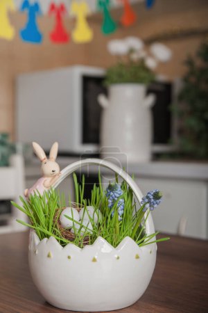 Téléchargez les photos : Bonne carte de vœux de Pâques. Œufs dans un nid et fleurs de Muscari dans un panier de Pâques. - en image libre de droit