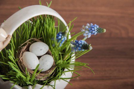 Téléchargez les photos : Bonne carte de vœux de Pâques. Œufs dans un nid et fleurs de Muscari. - en image libre de droit
