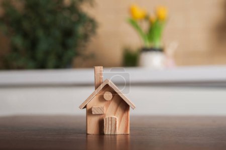 Téléchargez les photos : Modèle miniature en bois d'une maison sur une table à l'intérieur - en image libre de droit
