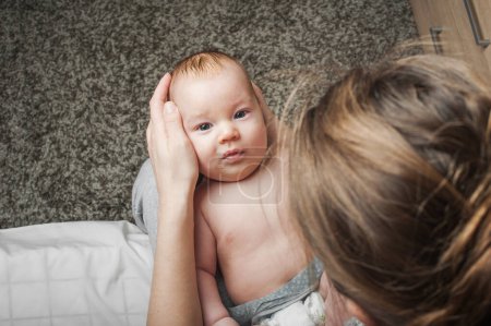 Dermatitis seborreica en recién nacidos. Bebé recién nacido de 2 meses con mamá en sus brazos de cerca.