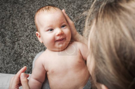 Téléchargez les photos : Dermatite séborrhéique chez les nouveau-nés. Nouveau-né bébé de 2 mois avec maman dans ses bras gros plan. - en image libre de droit