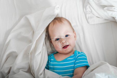 Téléchargez les photos : Bébé 11 mois sur le lit se préparer à dormir - en image libre de droit