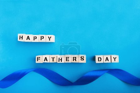 Téléchargez les photos : Inscription Fête des pères heureux et décor moustache noire sur fond bleu. - en image libre de droit