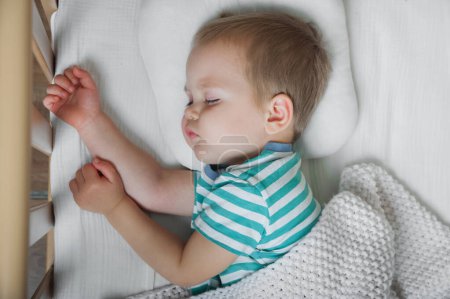 Téléchargez les photos : Petit garçon dormant en gros plan sur le lit. Concept de soins de santé. - en image libre de droit
