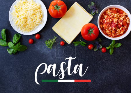 Téléchargez les photos : Ingrédients pour la cuisson des lasagnes. Recette de lasagnes italiennes maison avec sauce tomate et fond noir de viande avec le mot pâtes. Tomates, basilic, sauce à la viande, fromage mozzarella, lasagnes - en image libre de droit