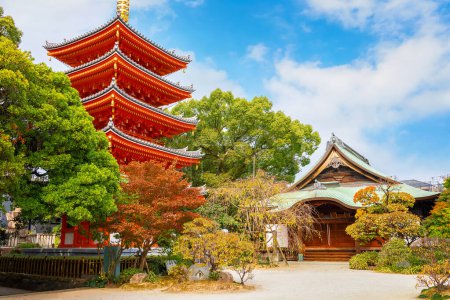 Téléchargez les photos : Temple Tochoji situé dans le quartier de Hakata. D'abord construit par Kobo Daishi par la mer, déplacé à l'endroit actuel par Kuroda Tadayuki, désigné site historique par la ville de Fukuoka - en image libre de droit