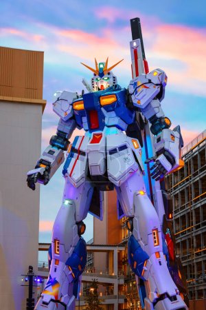 Foto de Fukuoka, Japón - 20 nov 2022: Traje móvil de tamaño completo RX-93ffv (Nu) Gundam en el Gundam Park frente al Mitsui Shopping Park Lalaport Fukuoka - Imagen libre de derechos