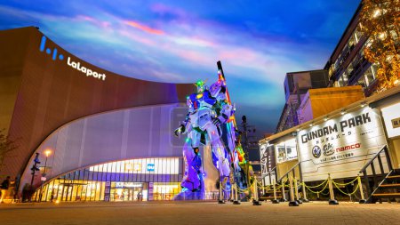 Téléchargez les photos : Fukuoka, Japon - 20 nov. 2022 : Combinaison mobile pleine grandeur RX-93ffv (Nu) Gundam au Gundam Park devant le Mitsui Shopping Park Lalaport Fukuoka - en image libre de droit