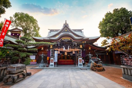 Téléchargez les photos : Sanctuaire Kushida dans le quartier de Hakata, fondé en 757, le sanctuaire dédié à Amaterasu la déesse du soleil et Susanoo dieu des mers et des tempêtes, le tonnerre et la foudre - en image libre de droit