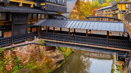 Téléchargez les photos : Kurokawa Onsen est l'une des villes thermales les plus attrayantes du Japon. Les ruelles de la ville sont bordées de ryokan, de bains publics, de boutiques et de cafés attrayants - en image libre de droit