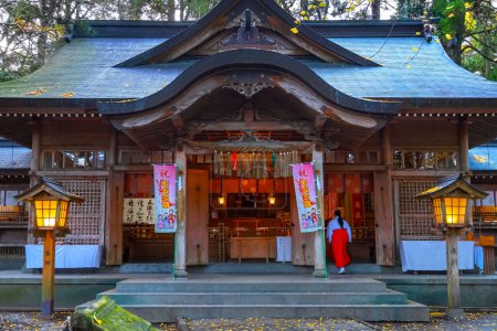 Téléchargez les photos : Temple Takachiho fondé plus de 1900 ans, Ninigi no Mikoto, le petit-fils d'Amaterasu Omikami. Il est largement adoré pour sa divinité de mariage et de purification - en image libre de droit