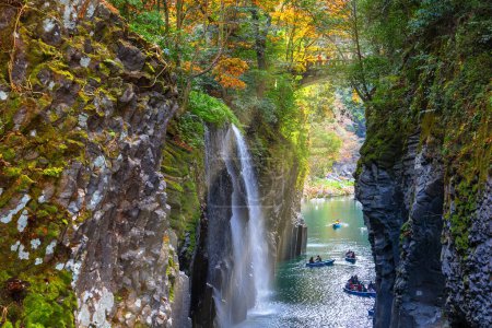 Téléchargez les photos : Takachiho Gorge est un gouffre étroit coupé à travers la roche par la rivière Gokase, de nombreuses activités pour les touristes tels que l'aviron et la randonnée à travers la belle nature - en image libre de droit