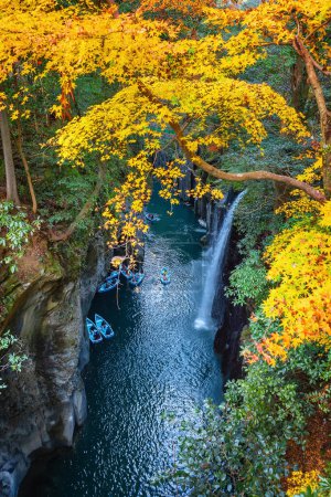 Téléchargez les photos : Takachiho Gorge est un gouffre étroit coupé à travers la roche par la rivière Gokase, de nombreuses activités pour les touristes tels que l'aviron et la randonnée à travers la belle nature - en image libre de droit