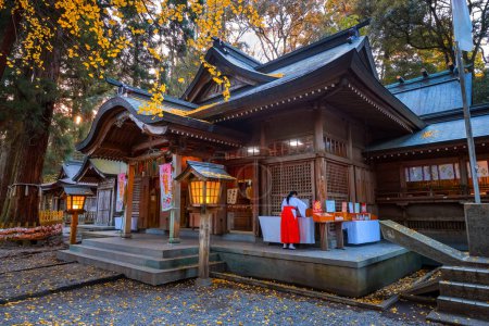 Téléchargez les photos : Temple Takachiho fondé plus de 1900 ans, Ninigi no Mikoto, le petit-fils d'Amaterasu Omikami. Il est largement adoré pour sa divinité de mariage et de purification - en image libre de droit