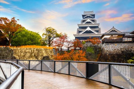 Foto de La historia del castillo de Kumamoto data de 1467. En 2006, el castillo de Kumamoto fue catalogado como uno de los 100 castillos finos de Japón por la Fundación Castillo de Japón - Imagen libre de derechos