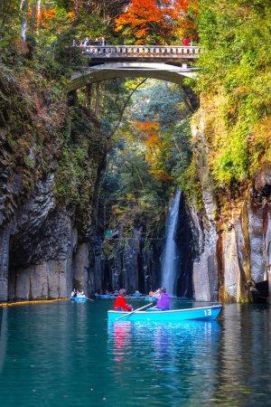 Téléchargez les photos : Miyazaki, Japon - 24 Nov 2022 : Takachiho Gorge est un gouffre étroit coupé à travers la roche par la rivière Gokase, de nombreuses activités pour les touristes tels que l'aviron et la randonnée à travers la belle nature - en image libre de droit