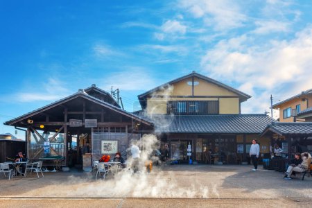 Foto de Beppu, Japón - Nov 25 2022: Steam Cooking Center en Beppu, Los turistas tienen la oportunidad de cocinar sus propias comidas en el Jigokumushi Kobo cerca de los infiernos del distrito de Kannawa - Imagen libre de derechos