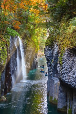 Téléchargez les photos : Gorge Takachiho dans la préfecture de Miyazaki est un gouffre étroit coupé à travers la roche par la rivière Gokase, de nombreuses activités pour les touristes tels que l'aviron et la randonnée à travers la belle nature - en image libre de droit