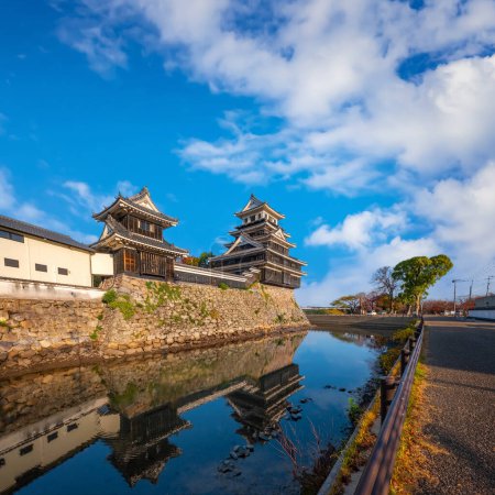 Téléchargez les photos : Château de Nakatsu dans la ville de Nakatsu, Oita, Japon, connu comme l'un des trois mizujiro, ou "châteaux sur la mer", au Japon. Le château original a été détruit lors de la restauration de Meiji et reconstruit en 1964 - en image libre de droit