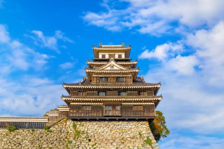 Téléchargez les photos : Château de Nakatsu dans la ville de Nakatsu, Oita, Japon, connu comme l'un des trois mizujiro, ou "châteaux sur la mer", au Japon. Le château original a été détruit lors de la restauration de Meiji et reconstruit en 1964 - en image libre de droit