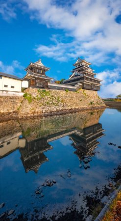 Téléchargez les photos : Château de Nakatsu dans la ville de Nakatsu, préfecture d'Oita connue comme l'un des trois mizujiro, ou "châteaux sur la mer", au Japon. Le château original a été détruit lors de la restauration de Meiji et reconstruit en 1964 - en image libre de droit