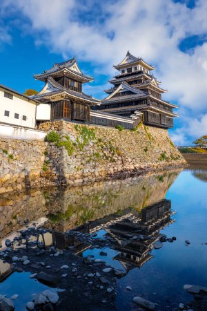 Téléchargez les photos : Château de Nakatsu dans la ville de Nakatsu, préfecture d'Oita, Japon connu comme l'un des trois mizujiro, ou "châteaux sur la mer", au Japon. Le château original a été détruit lors de la restauration de Meiji et reconstruit en 1964 - en image libre de droit