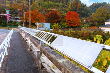 Téléchargez les photos : Le pont Meoldy situé devant le temple Nanzoin, tapant sur les barres crée respectivement une chanson appelée Ville natale ou Furusato en japonais - en image libre de droit